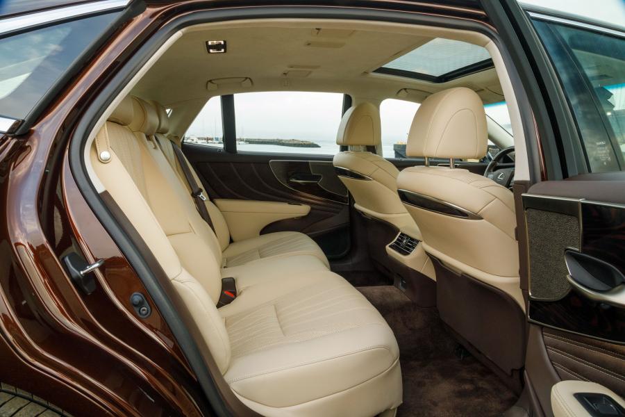 Интерьер Lexus LS500h AWD 2017 года  (NA) (фото 55 из 96)